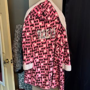 Pink, white, black with silver DREAM on the back. Brand: Em&Alfie ONE SIZE